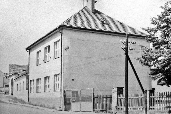Malá školní budova po přístavbě. Pokračovaly ještě vnitřní úpravy.